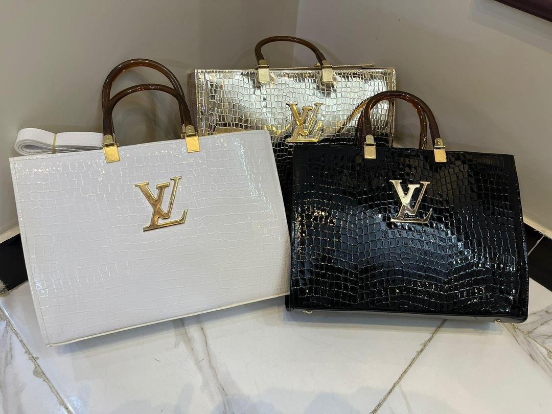 white women's handbags White Luxurious Tote Bag with Detachable Strap & Zipper Pocket — women handbags & dresses — The Queens — gallery image 2